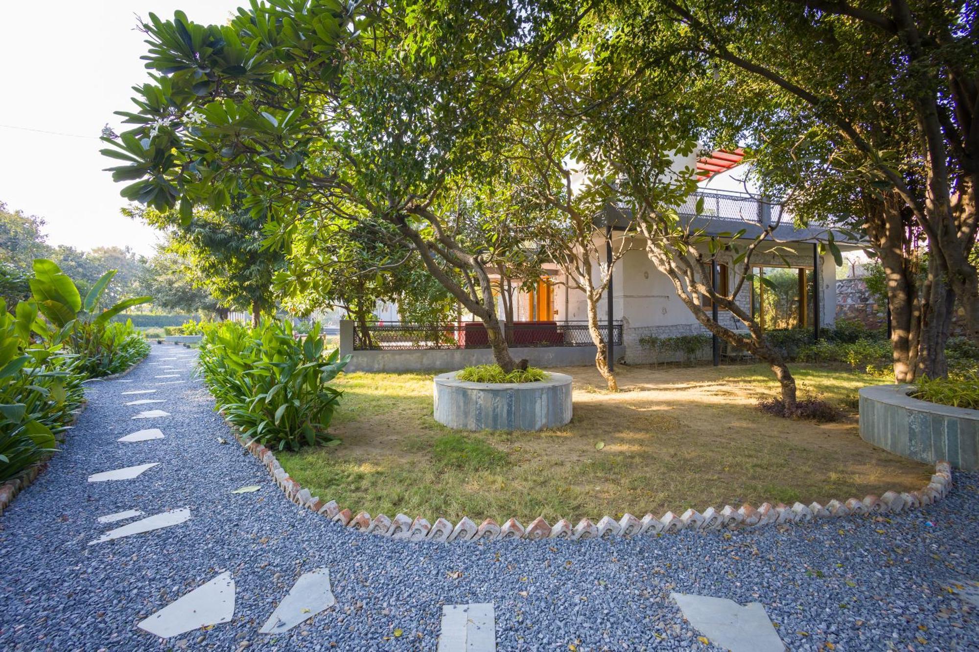 Elivaas Hidden Oasis 4Bhk With Pool, Mud House & Container House Villa Dhauj Luaran gambar